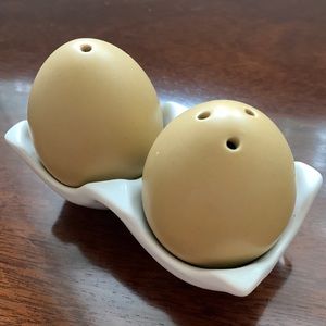 “Egg Carton” salt & pepper set